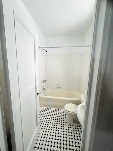 Building Photo - 340 Riverside Dr