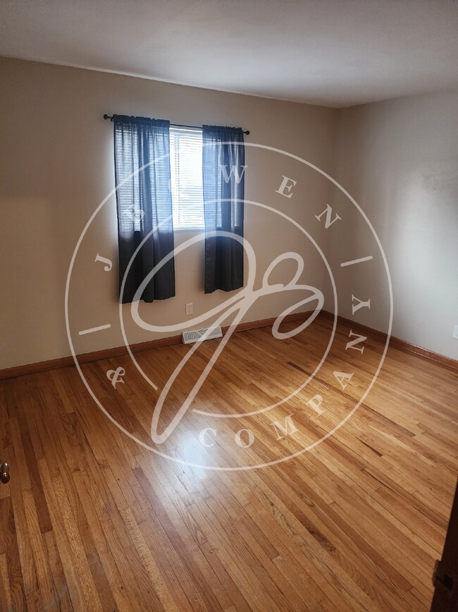 Building Photo - 2 bedroom- Perrysburg School District! Rea...