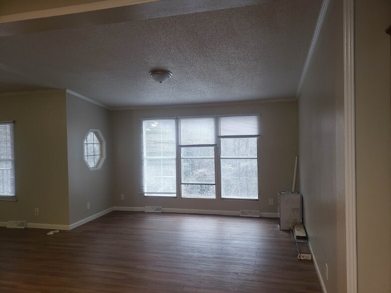 Building Photo - 2084 White Pine M H P Rd