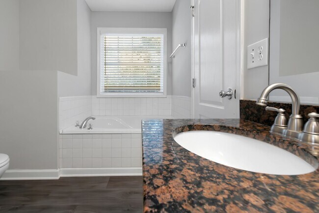 Building Photo - Spacious 4-Bedroom Split Foyer with 3 Bath...