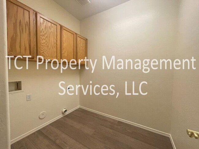 Building Photo - Great 3 Bedroom with Community Pool!