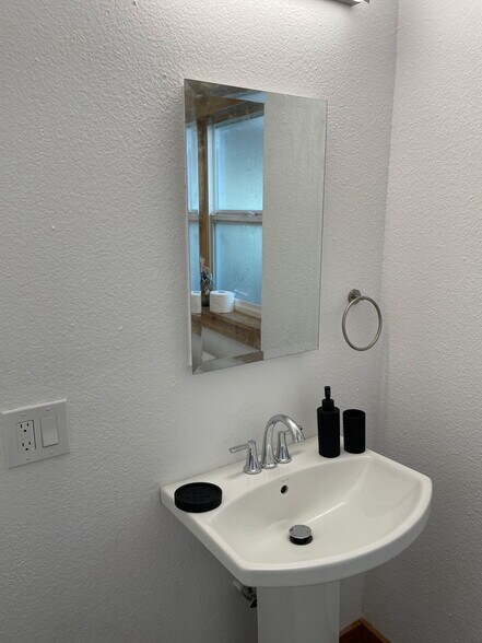 Building Photo - 2919 Summers Ln