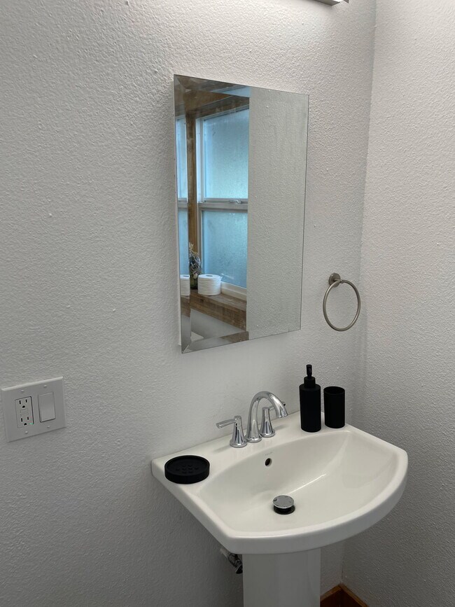 Building Photo - 2919 Summers Ln