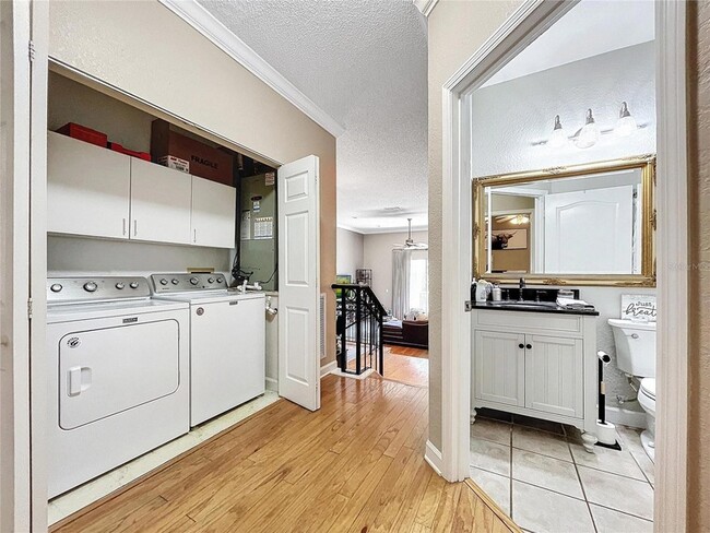 Building Photo - 704 Seagate Dr