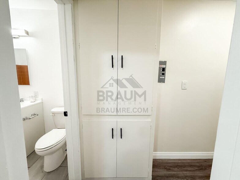 Building Photo - 5917 Laurel Canyon Blvd