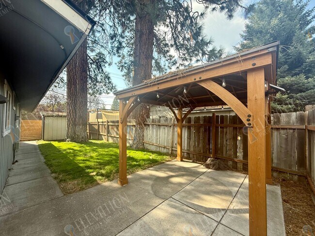 Building Photo - 112 SE McKinley Ave