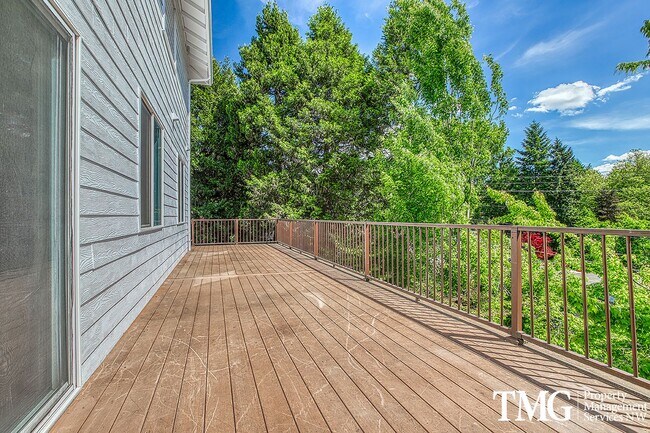Building Photo - Large 4 Bed 2.5 Bath Home in Lakeshore!