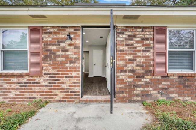 Building Photo - High End Finishes in a Quiet Residential N...