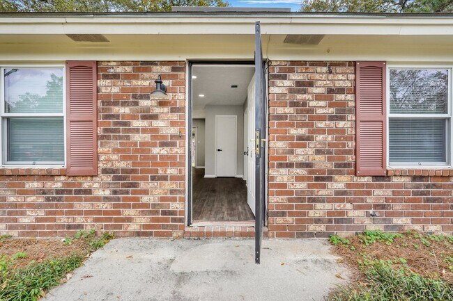 Building Photo - High End Finishes in a Quiet Residential Neighborhood