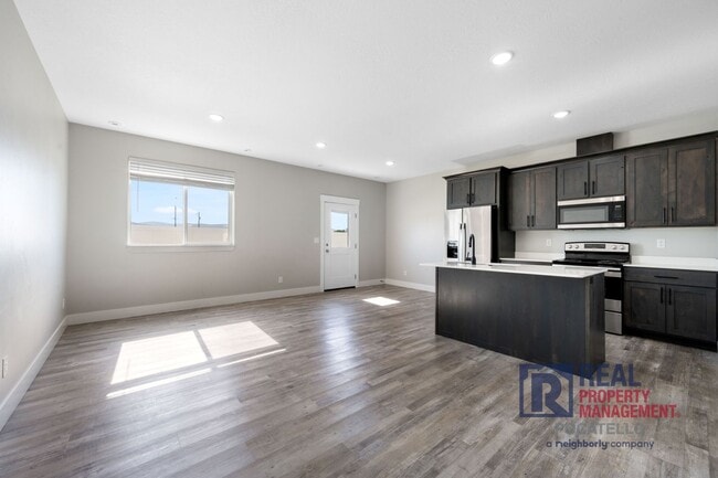 Building Photo - 3 Bedroom 2.5 Bathroom Town Home - 1 Car Garage - dog negotiable