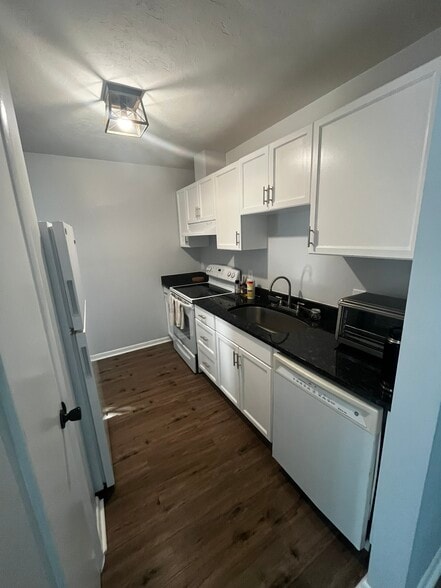 Kitchen - 4802 Easy St