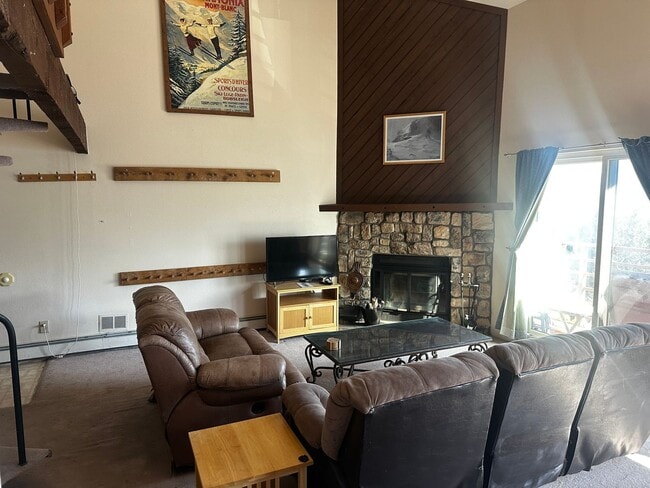 Building Photo - 2 bed plus large loft! All utilities inclu...