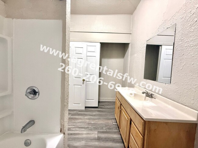 Building Photo - 3 Bedroom House