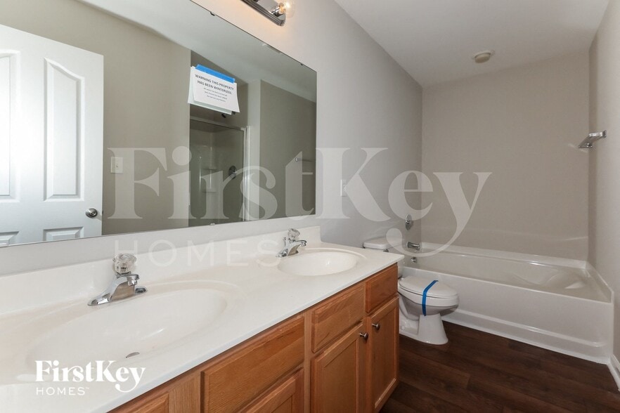 Building Photo - 321 Holton Dr