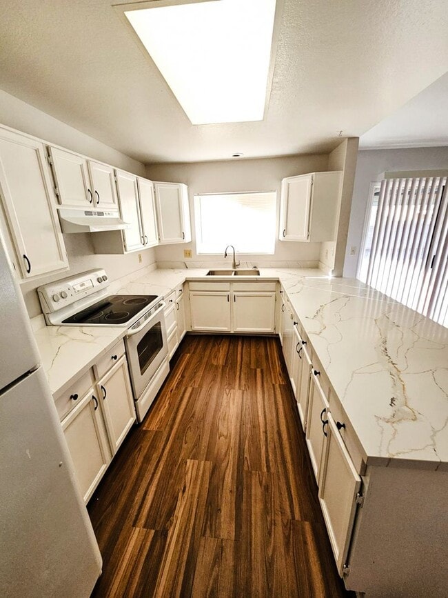 Building Photo - Updated Peoria Home with Modern Finishes