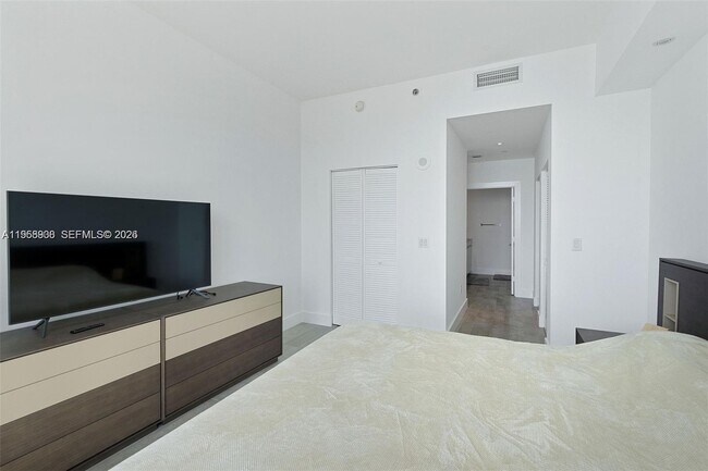 Building Photo - 950 Brickell Bay Dr