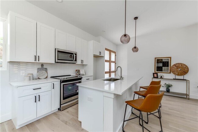 Building Photo - 4800 Vinson Dr