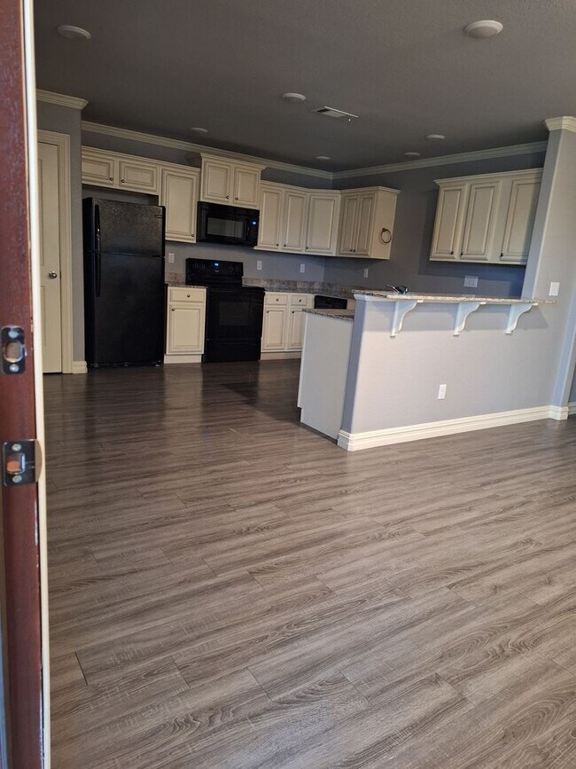 Building Photo - 3 bedroom Duplex