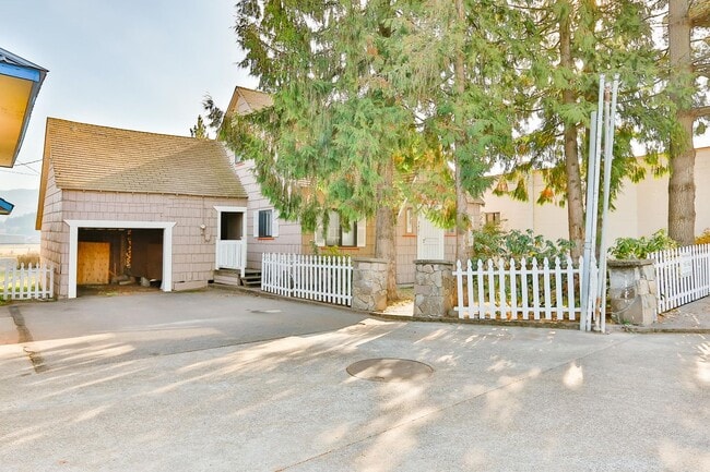 Building Photo - Two Bedroom Home in Downtown Odell