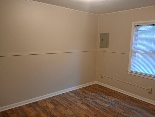 Building Photo - Two Bedroom Duplex in St. Albans