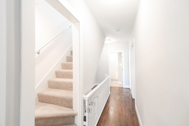 Building Photo - Gorgeous Renovated 6 Bed with Yard in hear...