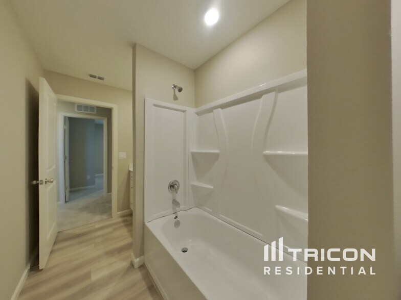 Building Photo - 2885 Grand Finale St