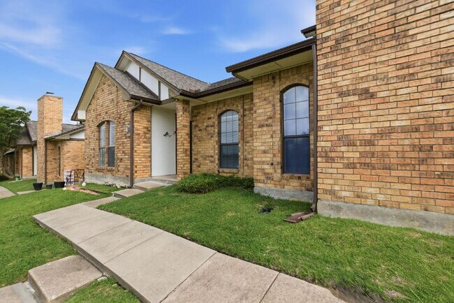 Building Photo - Rowlett Duplex