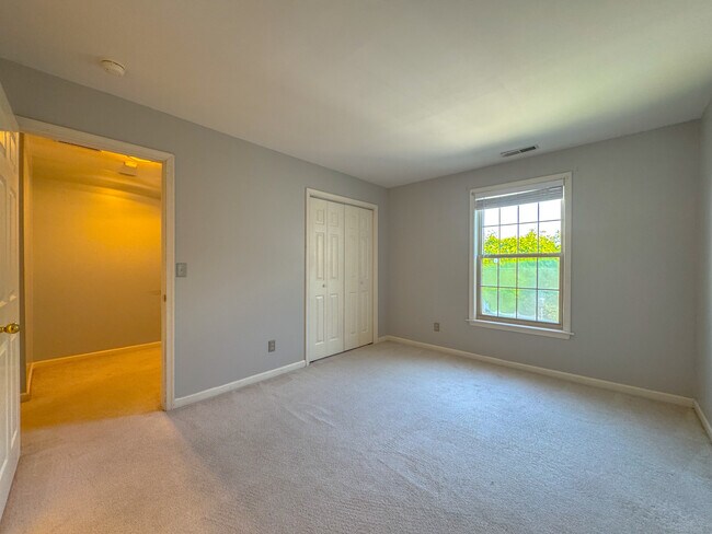 Building Photo - 19 Hawthorne Dr