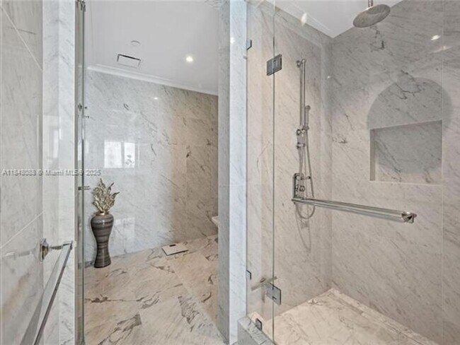 Building Photo - 15701 Collins Ave