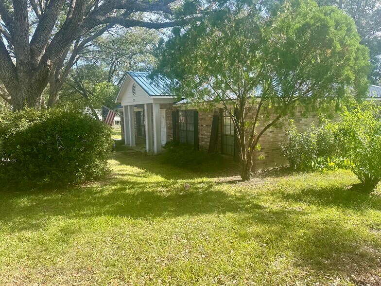 Building Photo - 2301 Cedar