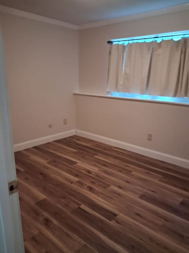Building Photo - 2 Bedroom/ 1 Bathroom