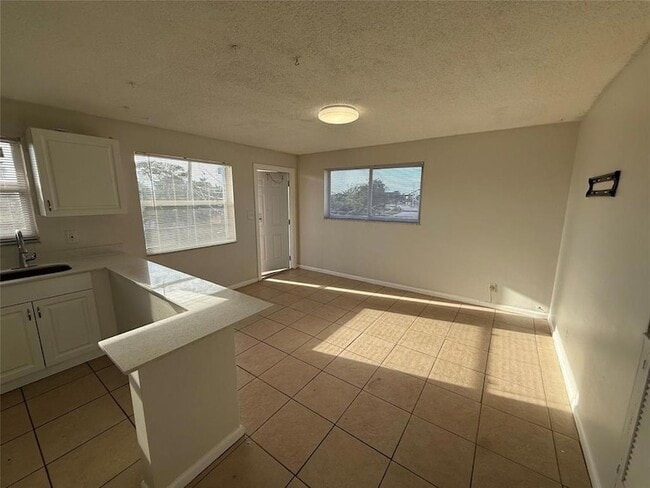 Building Photo - 1235 W River Dr