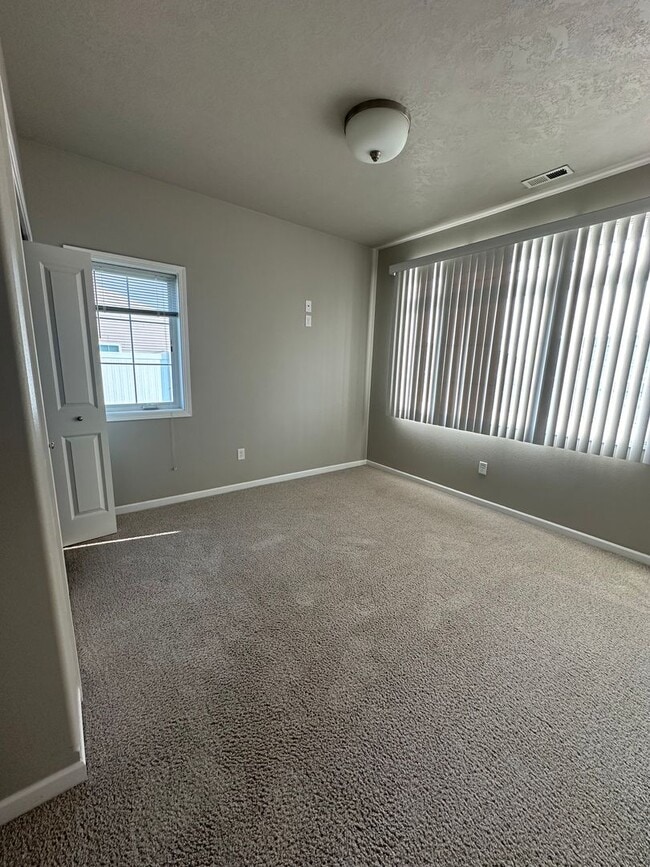 Building Photo - 3 Bedroom Townhouse!