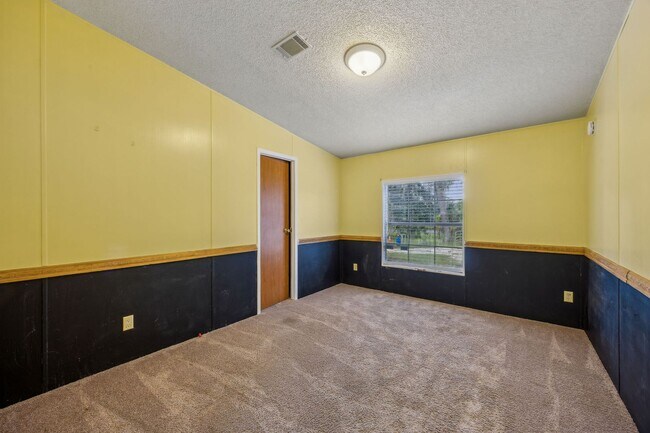 Building Photo - Spacious 3/2 Home on Nearly an Acre in Fer...