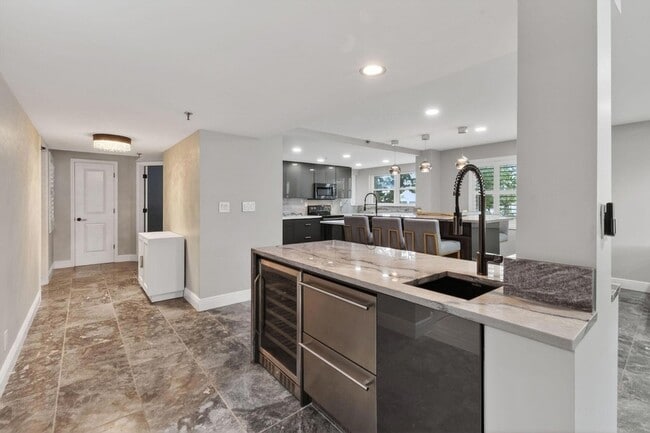 Building Photo - 372 Golfview Rd