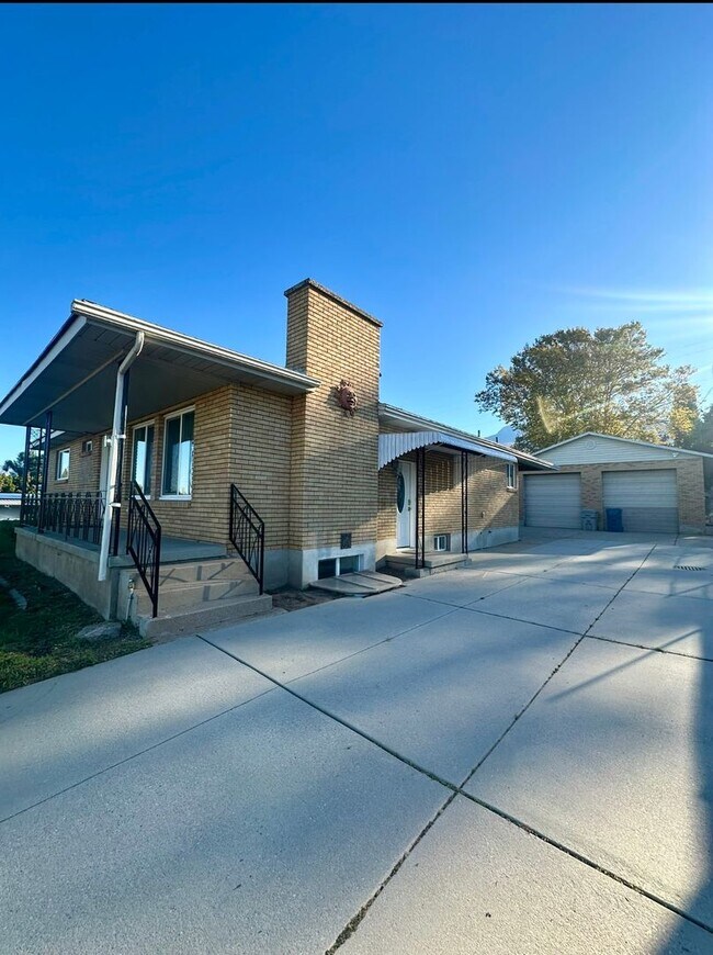 Primary Photo - Spacious South Ogden 4 Bed – 2 Kitchens & ...