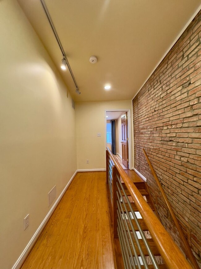 Building Photo - Charming 2 Bedroom/2.5 Bathroom in South Baltimore, MD!