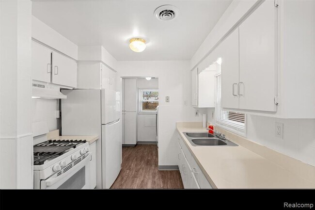 Building Photo - 13263 Frazho Rd