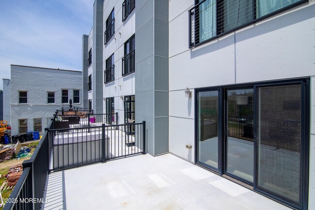 Building Photo - 700 Bangs Ave