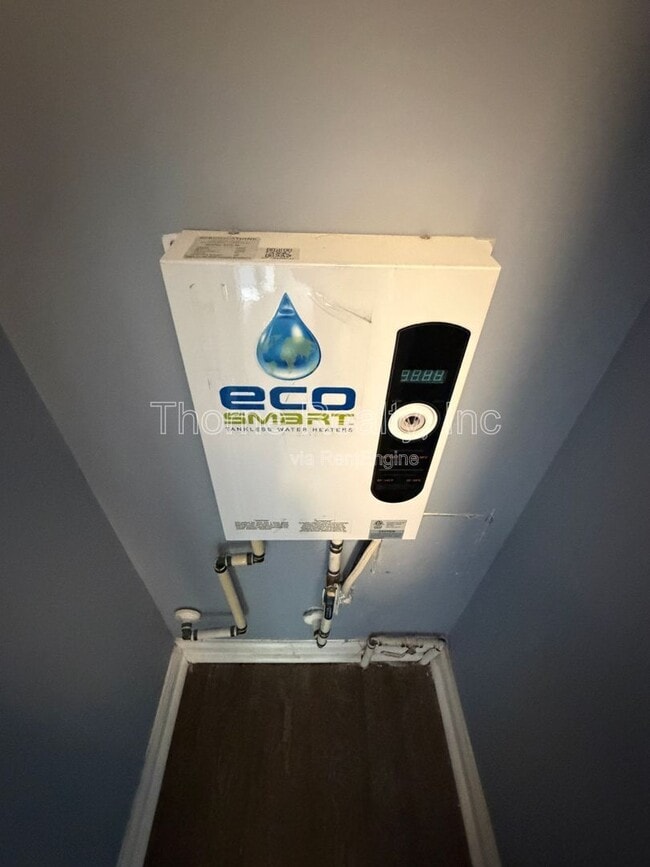 Building Photo - 704 Pinehaven Dr