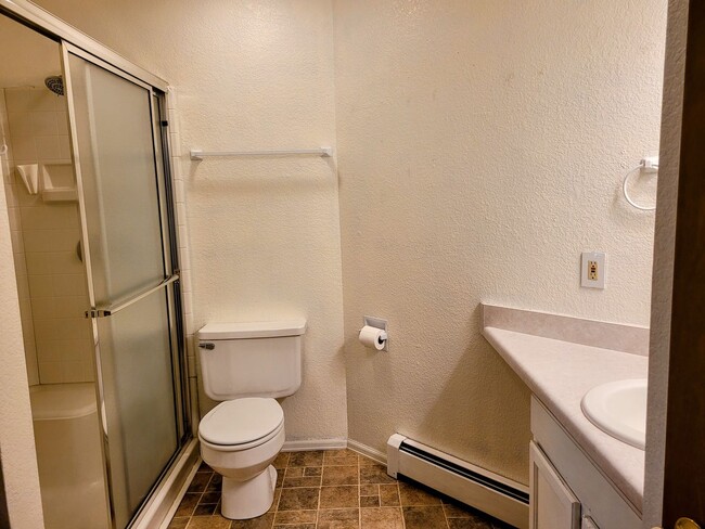 Building Photo - Spacious clean 2 bedroom unit, close to ev...