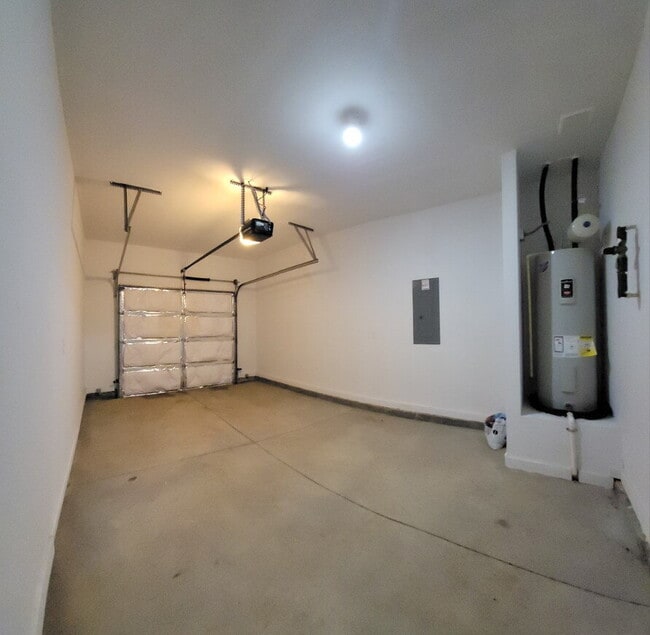 Building Photo - MOVE-IN SPECIAL! 1/2 OFF 1st MONTHS RENT.