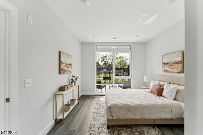 Building Photo - 140 W Webster Ave