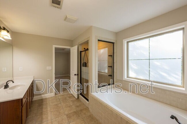 Building Photo - 2707 Silver Hill Terrace SE