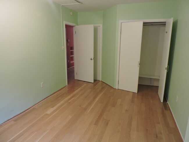 Building Photo - Spacious 2BR 2BA with Fireplace, Roof deck...