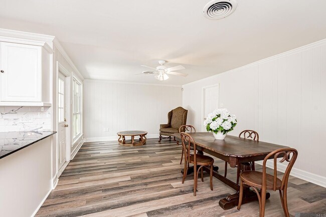 Building Photo - 8245 Rainbow Dr