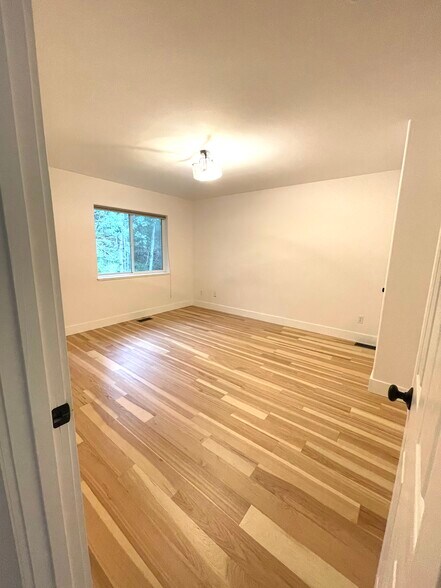 Building Photo - 8930 Northwood Park Cir