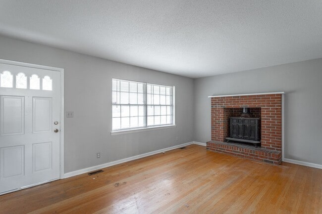 Building Photo - Spacious 3 Bedroom!  ASK ABOUT MOVE IN SPE...