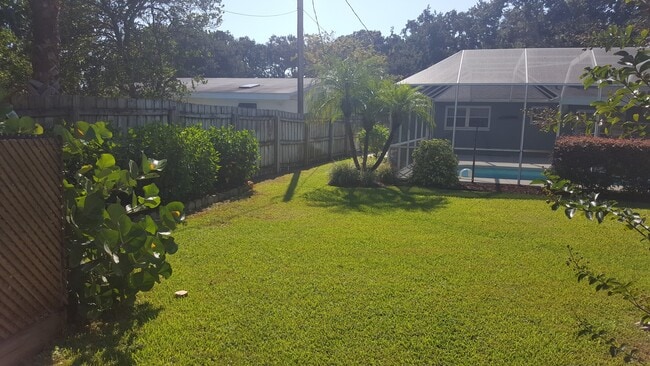 Building Photo - 3 bedroom 2 bath home with screened in pool (coming soon)