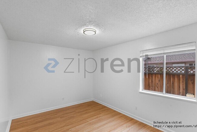 Building Photo - 909 N Estates Dr